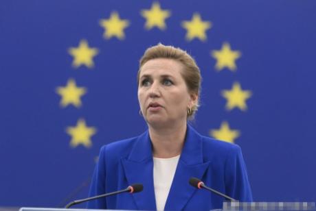 掏枪了！美军C-17直接降在格陵兰首府，丹麦毫不知情，连预警电话都没一个！第二天