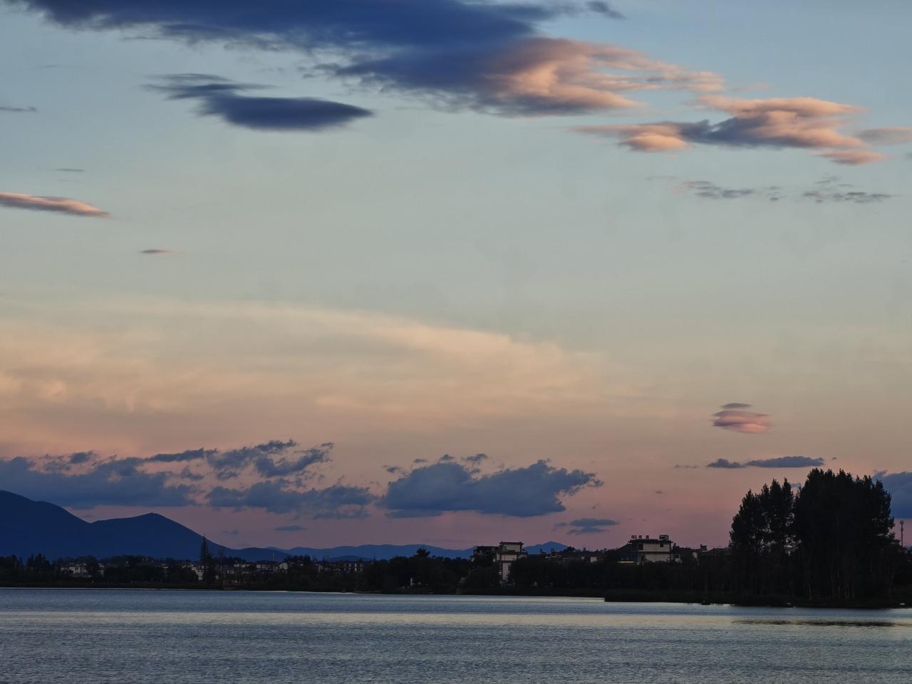 给大家分享一张傍晚的风景照。画面里，夕阳像个大火球，把天空染成了橙红色，美得不像