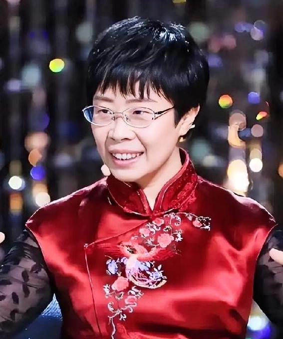 你敢信吗？前阵子还在诗词大会上温温柔柔讲唐诗宋词的蒙曼，就因为聊了几句清朝，直接