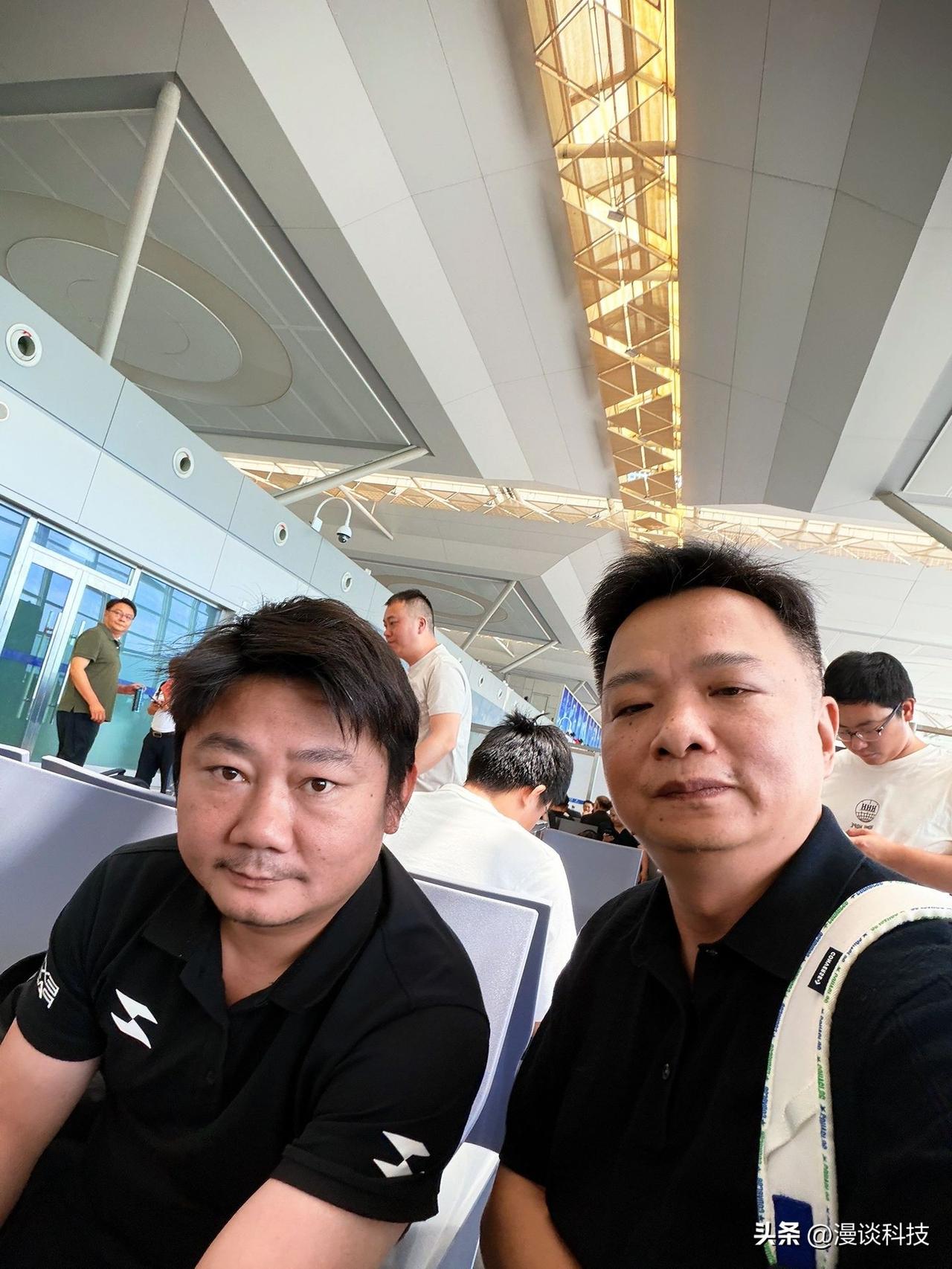 博主机场机场偶遇张雪，没有镜头簇拥，一身简单穿搭，待人温和随和，二人合影留念。博