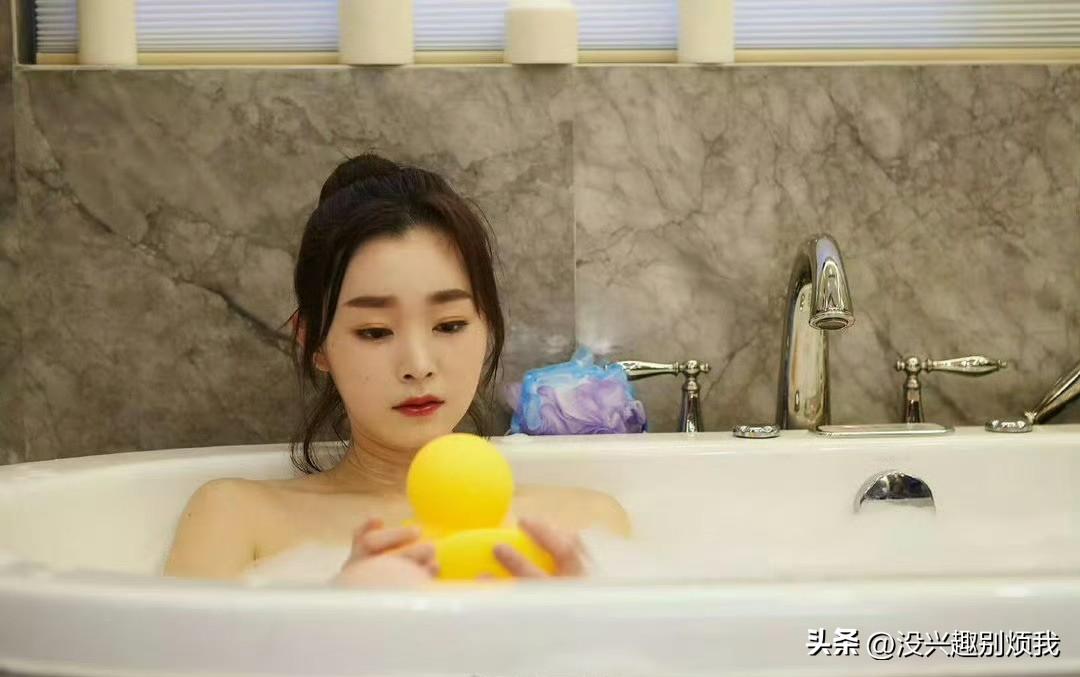 羡慕小黄鸭，能和宋轶一起泡澡