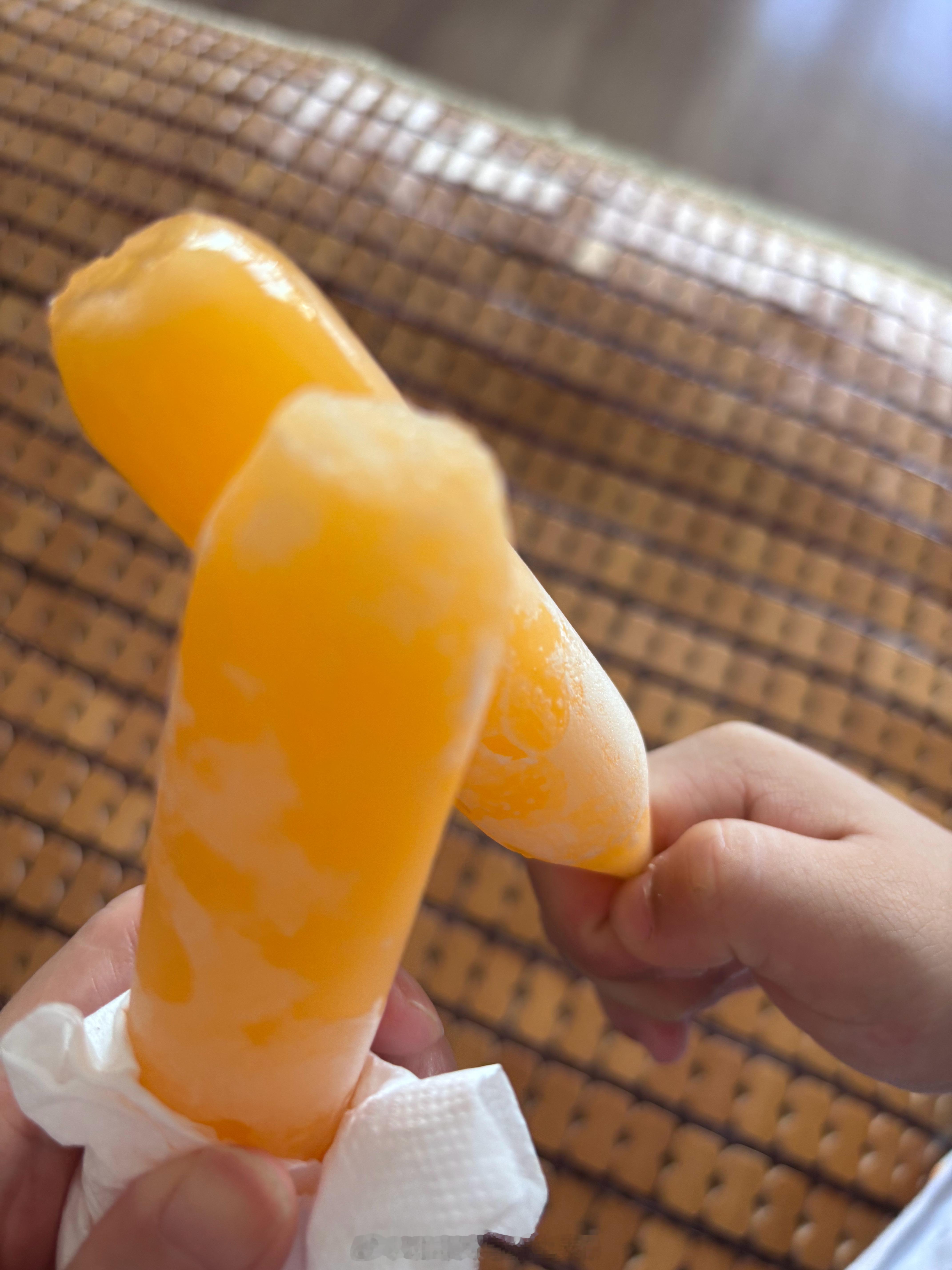天气太热了，被我宝宝邀请和他一起吃他的棒棒冰