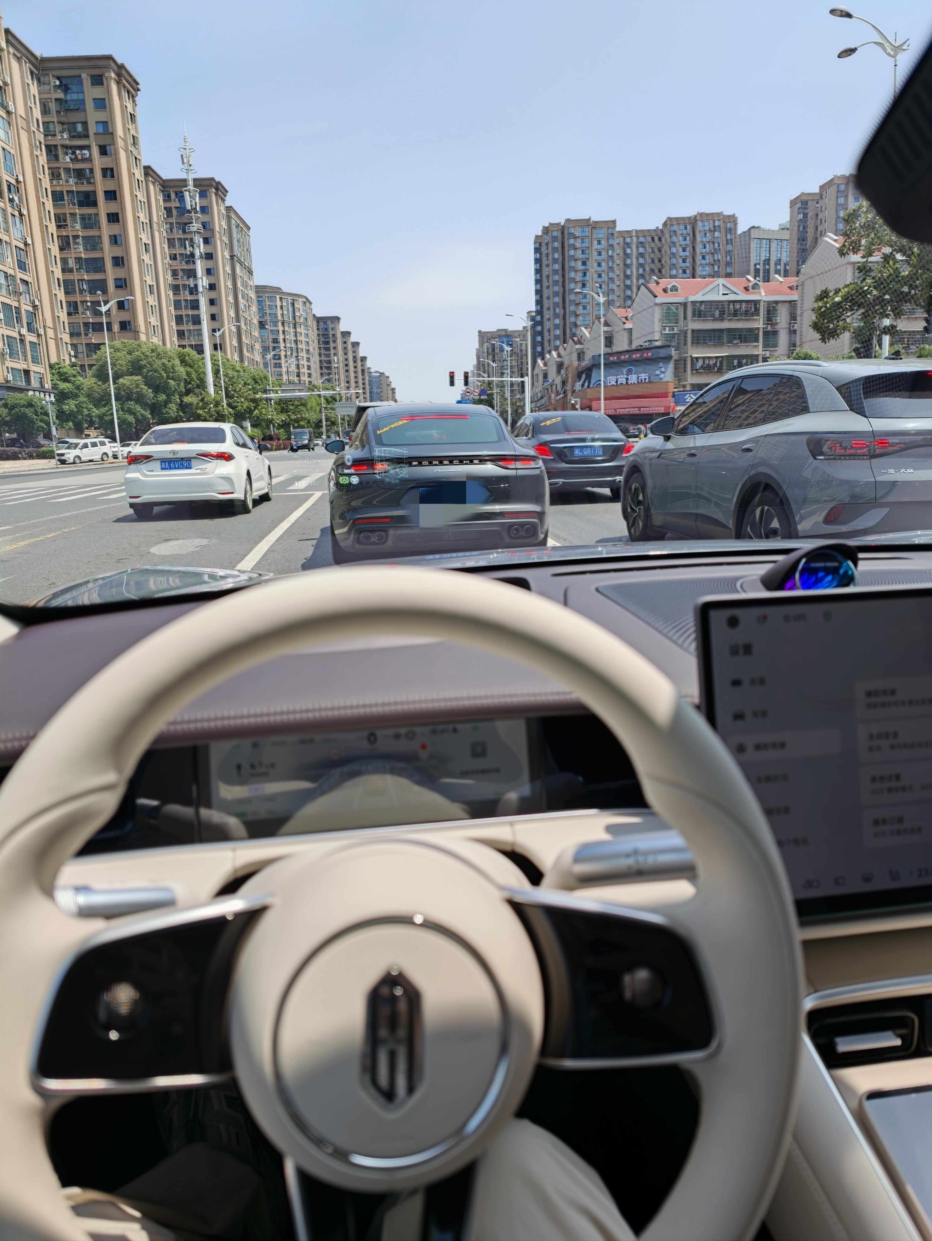 建议鸿蒙智行，取消老车主换台车也要用基础智驾100km后，才能开通城区智驾的限制