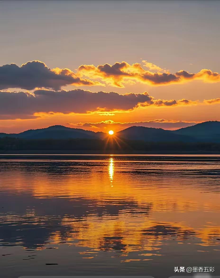 天净沙·人生半百
人生半百霜头，
青春一瞬难留。
借取黄昏酒酎。
醉陪夕后，
晚