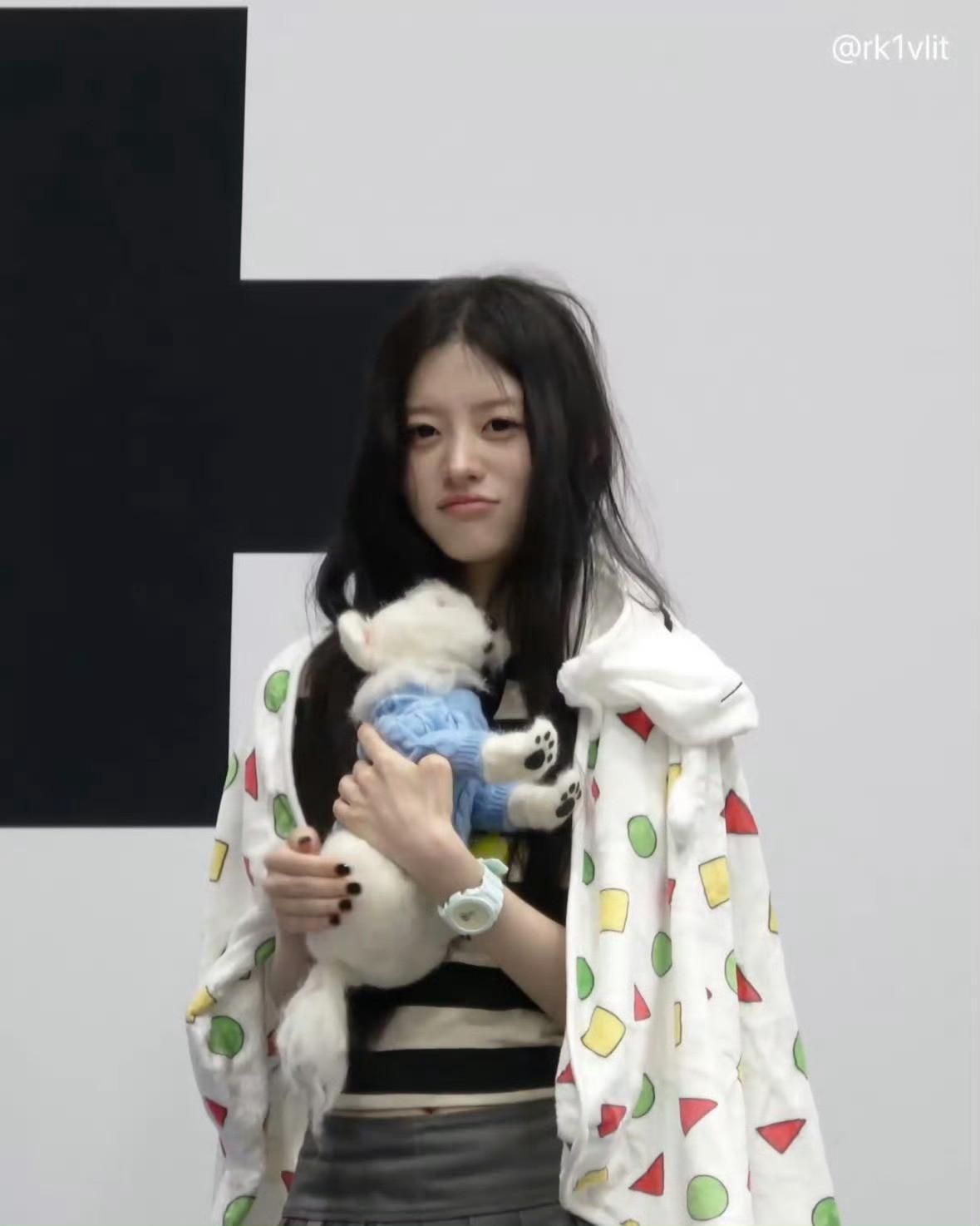 这是我见过最萌的女孩子，这么可爱的表情真的很难不让人喜欢，要是不喜欢她的除非你是