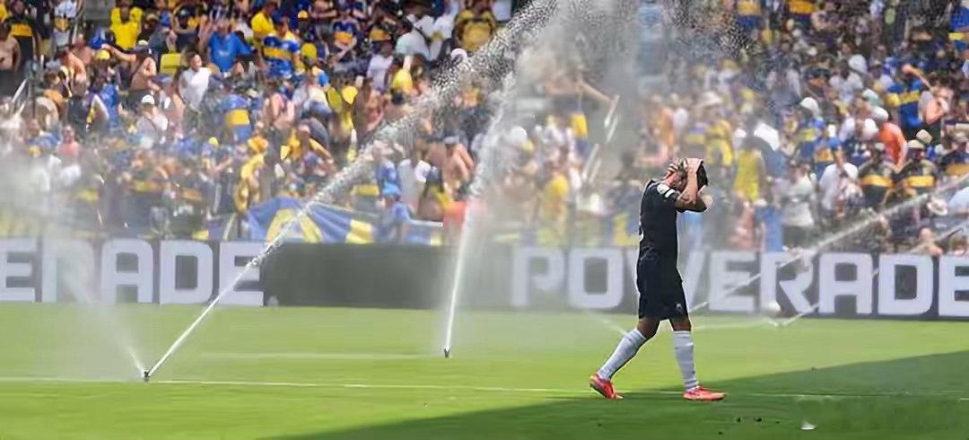 世界杯举办城市因矿泉水瓶和FIFA吵架一年前世俱杯，同一座球场允许自带透明水瓶；