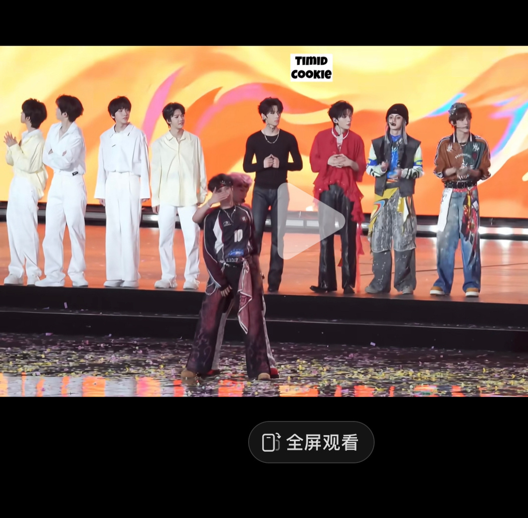 其实我觉得最搞笑的是很多人到这一趴都不约而同的扭头假装很忙 