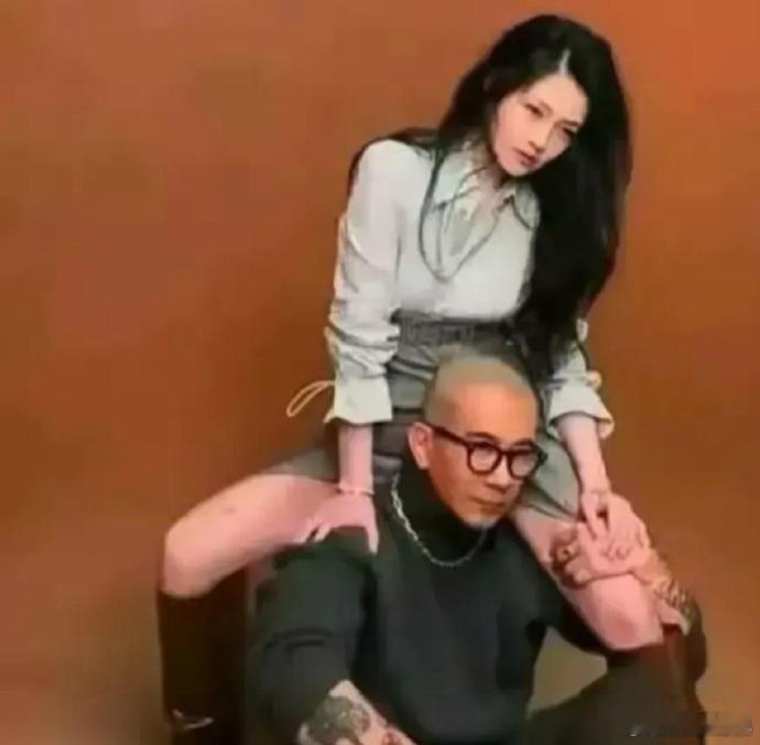 大S这些照片，当时多狂妄，现在就多尴尬。说实在的，真不适合外放，毕竟有点尴尬，看