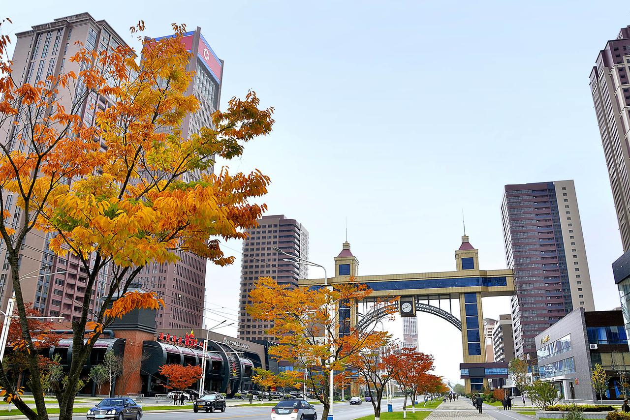 新街景
朝鲜首都平壤新建的和盛地区景色秀美。雄伟华丽的现代化大街和行道树染成黄金