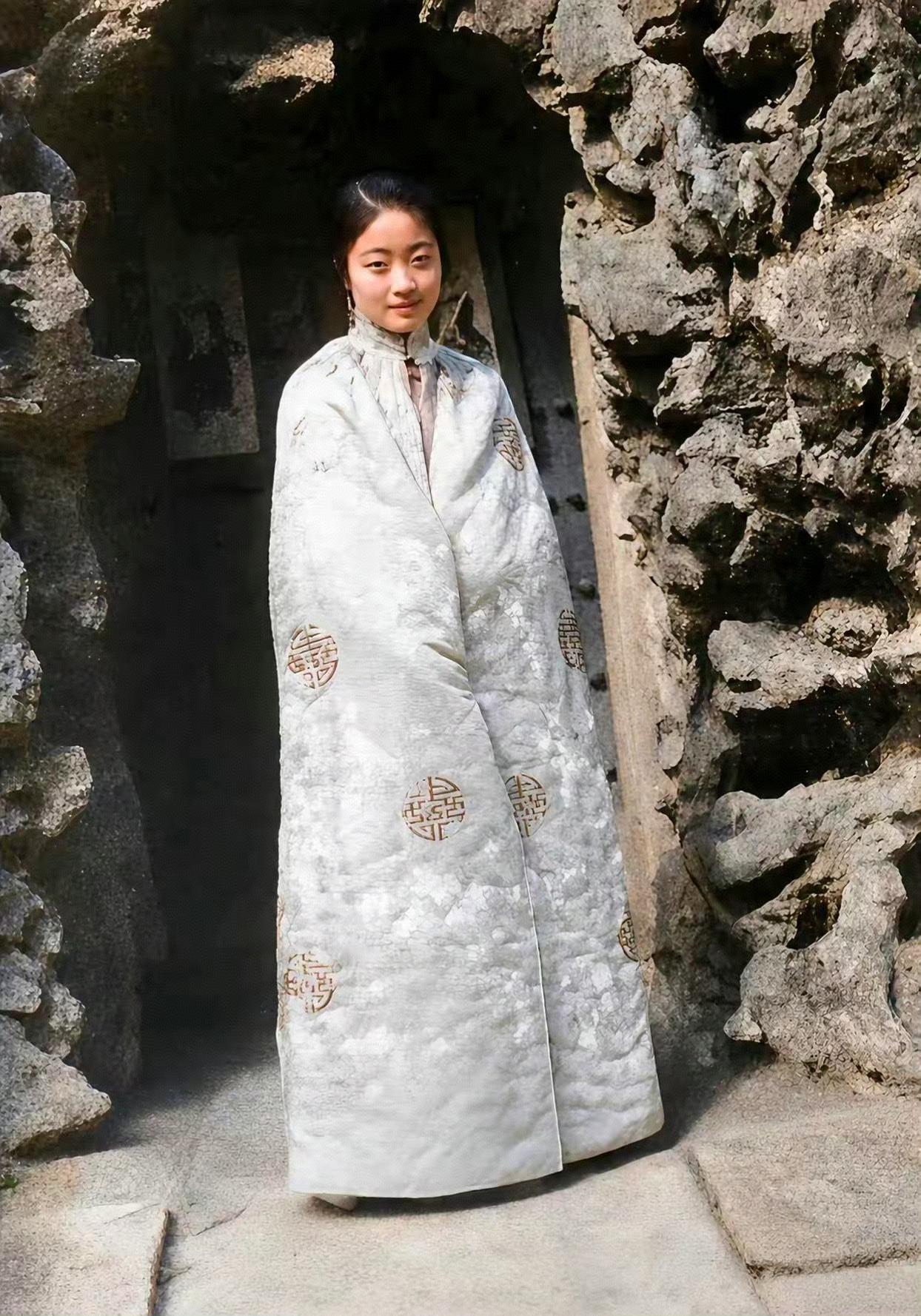 104年前，时年16岁的婉蓉刚和溥仪完婚不久在紫禁城御花园留影。