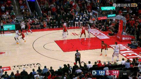 快船巨星伦纳德真是球队的篮球之神！在今天快船客场挑战火箭的焦点战中，当时比赛进行