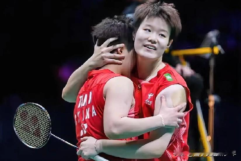 世界羽毛球巡回总决赛女双半决赛：刘圣书谭宁VS白荷娜李昭希。
  第一局刘圣书谭