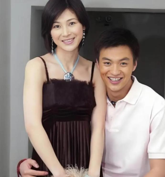 十二年前，坐拥五十亿的温州首富周旭辉，瞒着结发妻子，看上了演李云龙之妻的童蕾。在