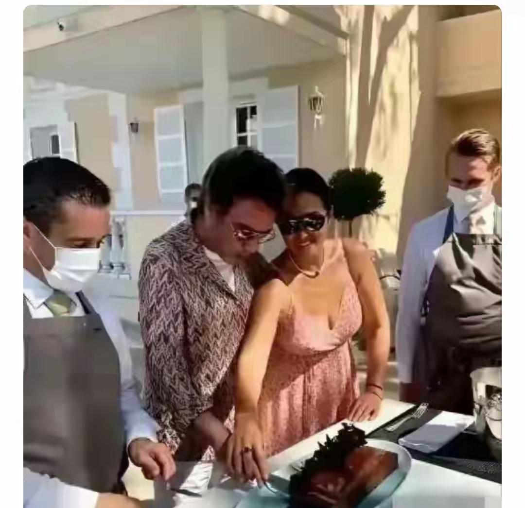 2026年3月，59岁的巩俐和77岁老公让·米歇尔·雅尔在法国巴黎街头被偶遇。他