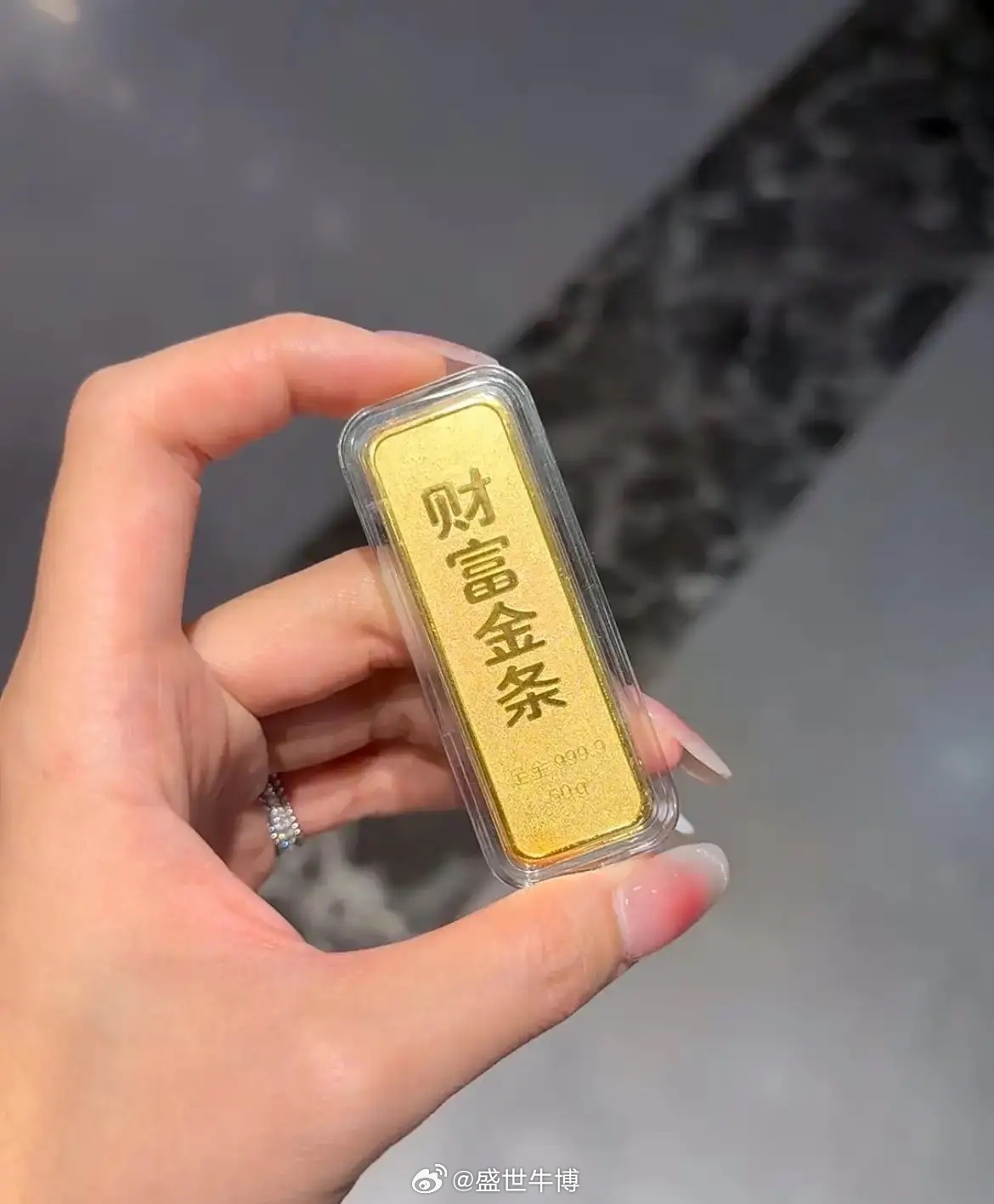 国内金价跌破1000元上海黄金交易所已发布风险提示，提醒投资者理性看待价格波动，