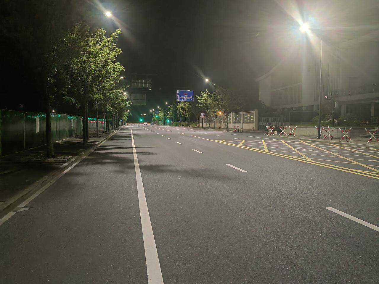 原先在华虹路的烧烤一条街，由于卫生问题（竹签等废弃物、地面油污等）没处理好，遭遇