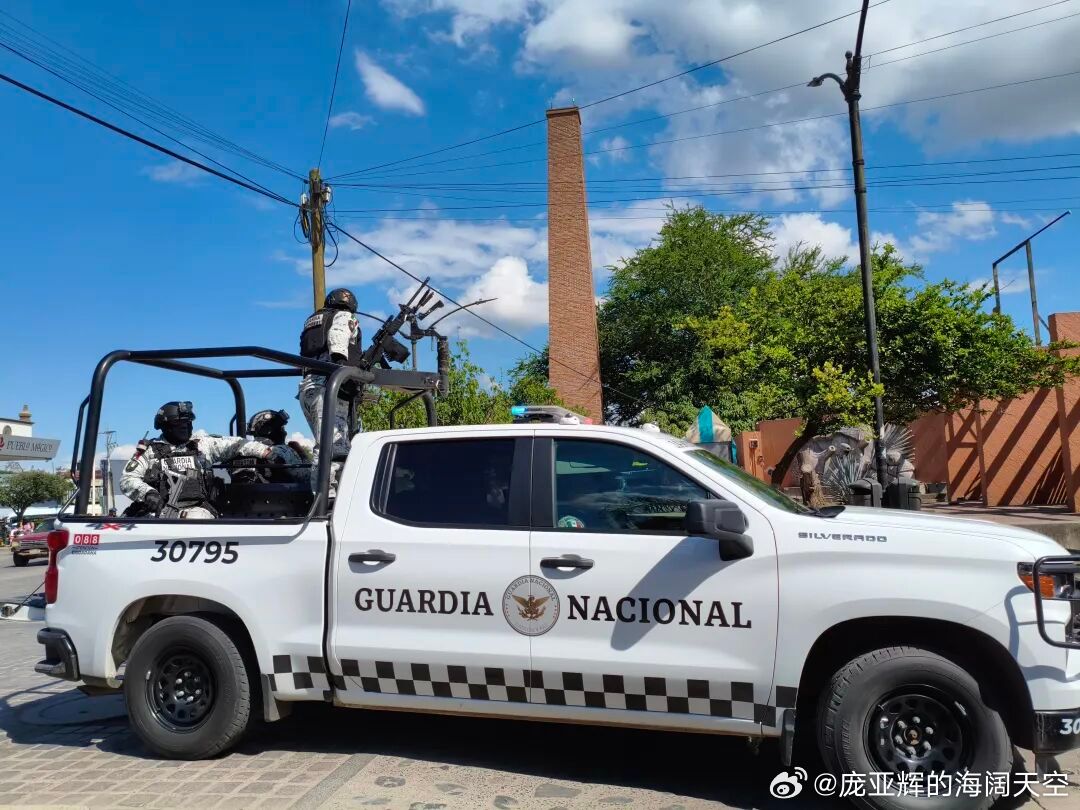 今天在瓜达拉哈拉与客户沟通完毕，中午从酒店打车去往机场的路上，也就是市区的街头，