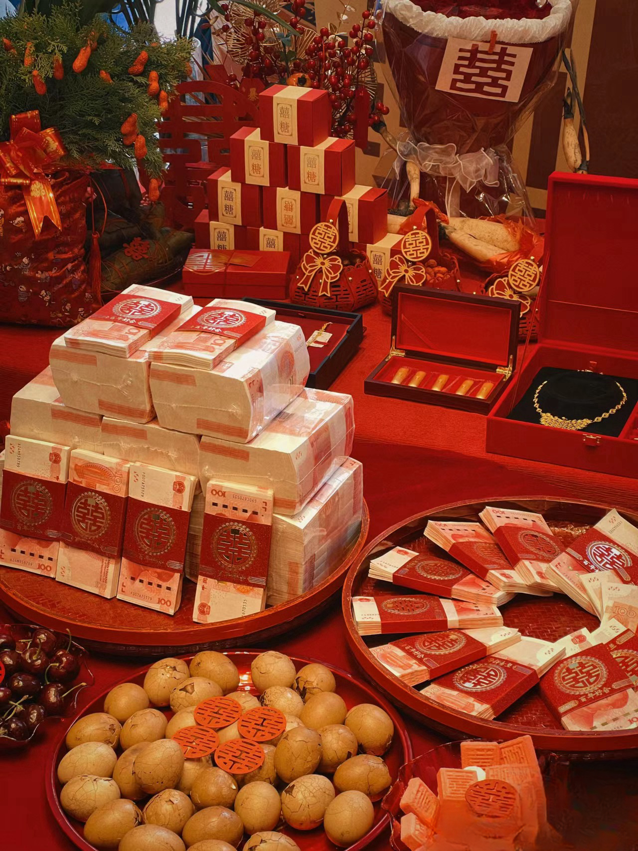 #结婚不要户口本或缓解天价彩礼现象#高价彩礼问题的成因主要包括以下四方面。第一，