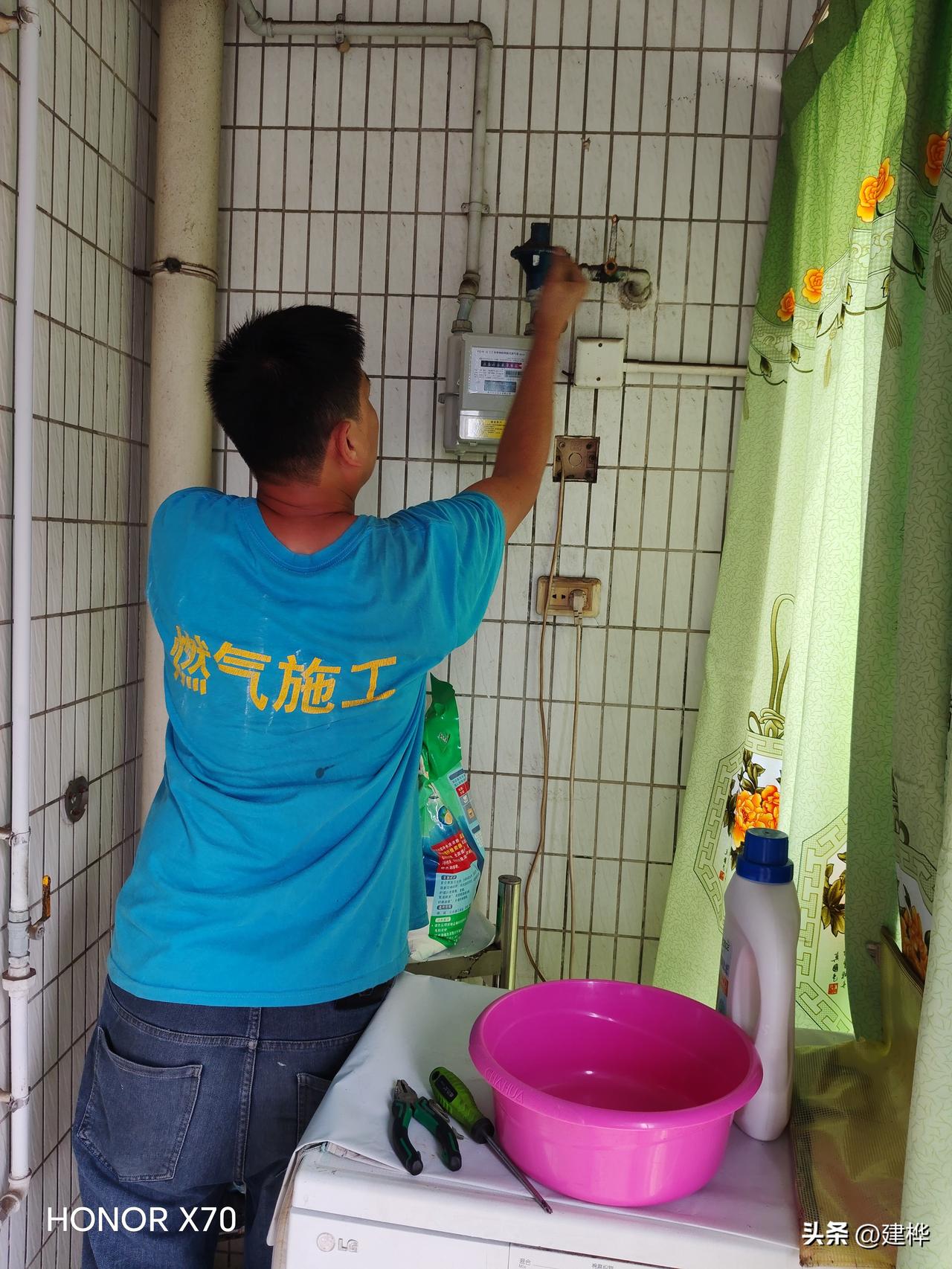 今天下午一点多，广东省佛山市南海区桂城街道燃气公司来我们小区安装燃气计量表，新计
