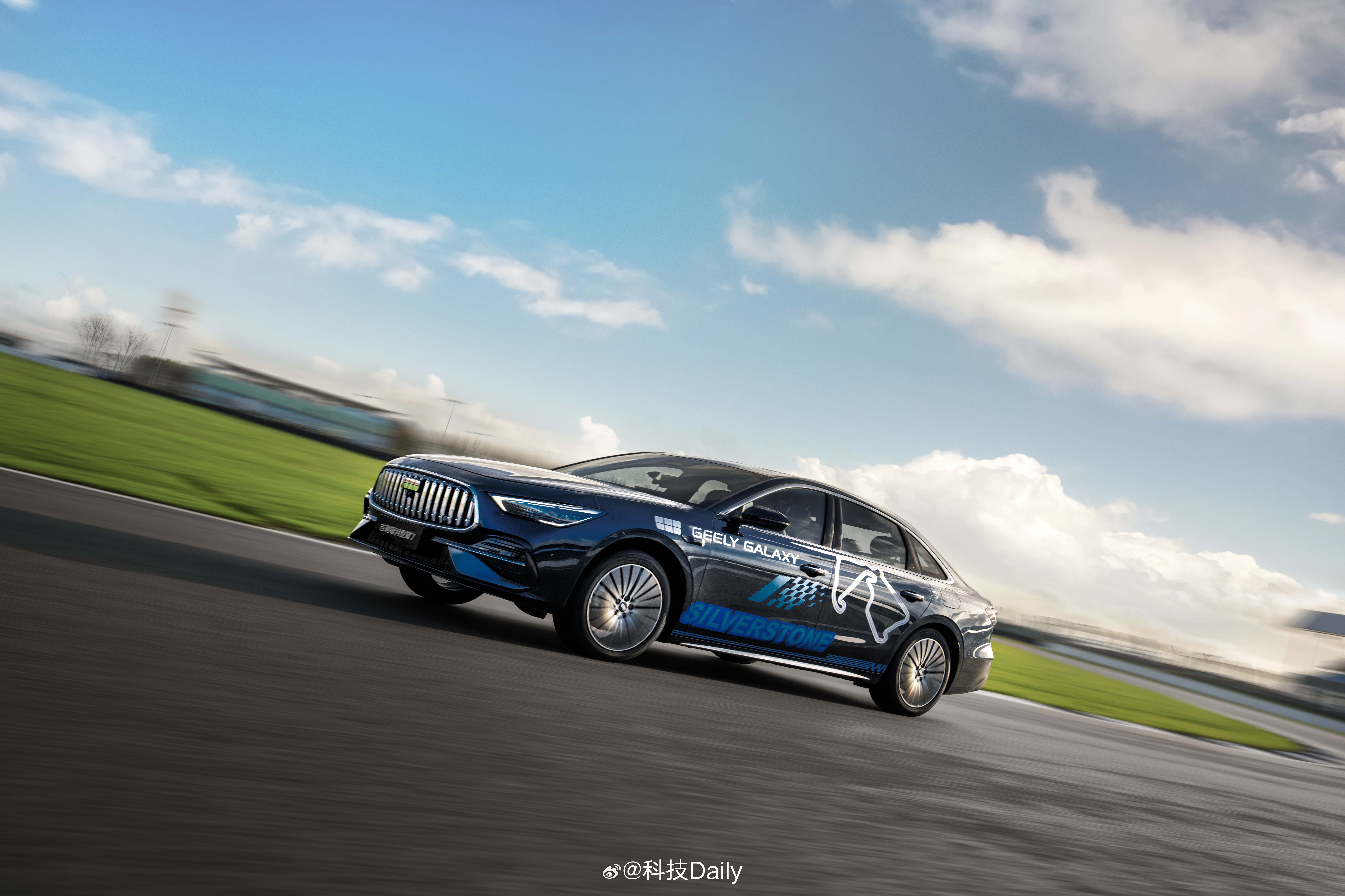 星耀7在F1创始赛道完成动态首测 吉利银河星耀7银石赛道动态首测，顶尖驾控的具象