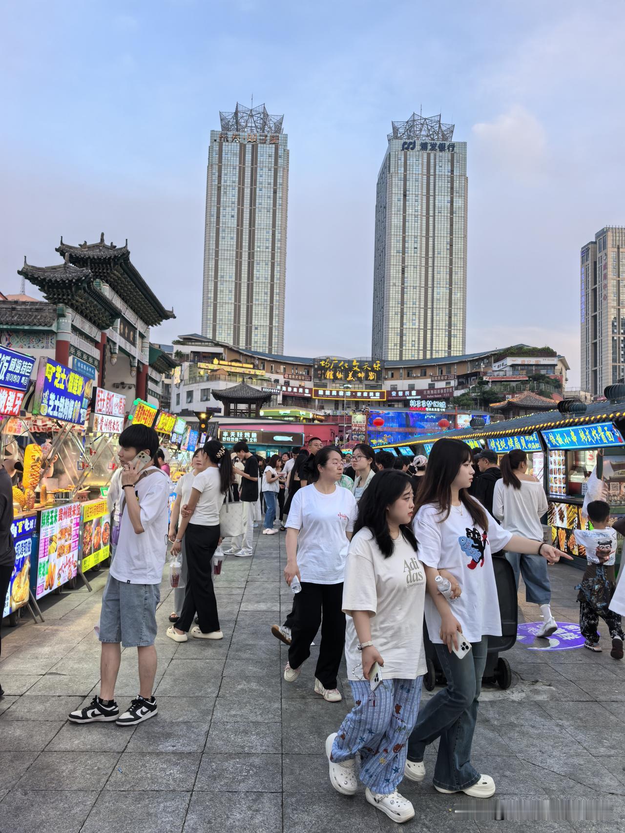 逛韩乐坊特色美食街，品味威海特色鲅鱼饺，鲜美无比, 正宗乳山生蚝也是名不虚传。
