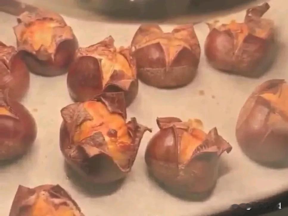 人家的姥姥姥爷，大孙子上大学了不缠着点餐了，仨小的围在身边，看！幸福的童年记忆全