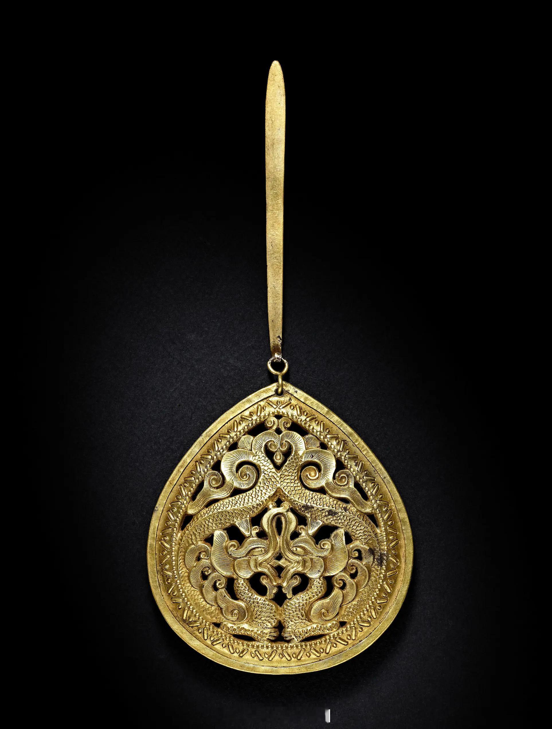 宋 银鎏金双龙霞帔坠此银质鎏金双龙霞帔坠呈经典鸡心形制，採用两片精金薄叶经高超捶