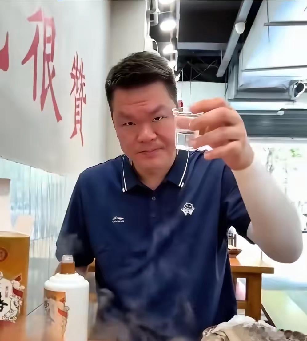 朱芳雨：各位球迷朋友我真下班的快乐哈，走一个，不谢！ 球迷要求得换词了：一个退役