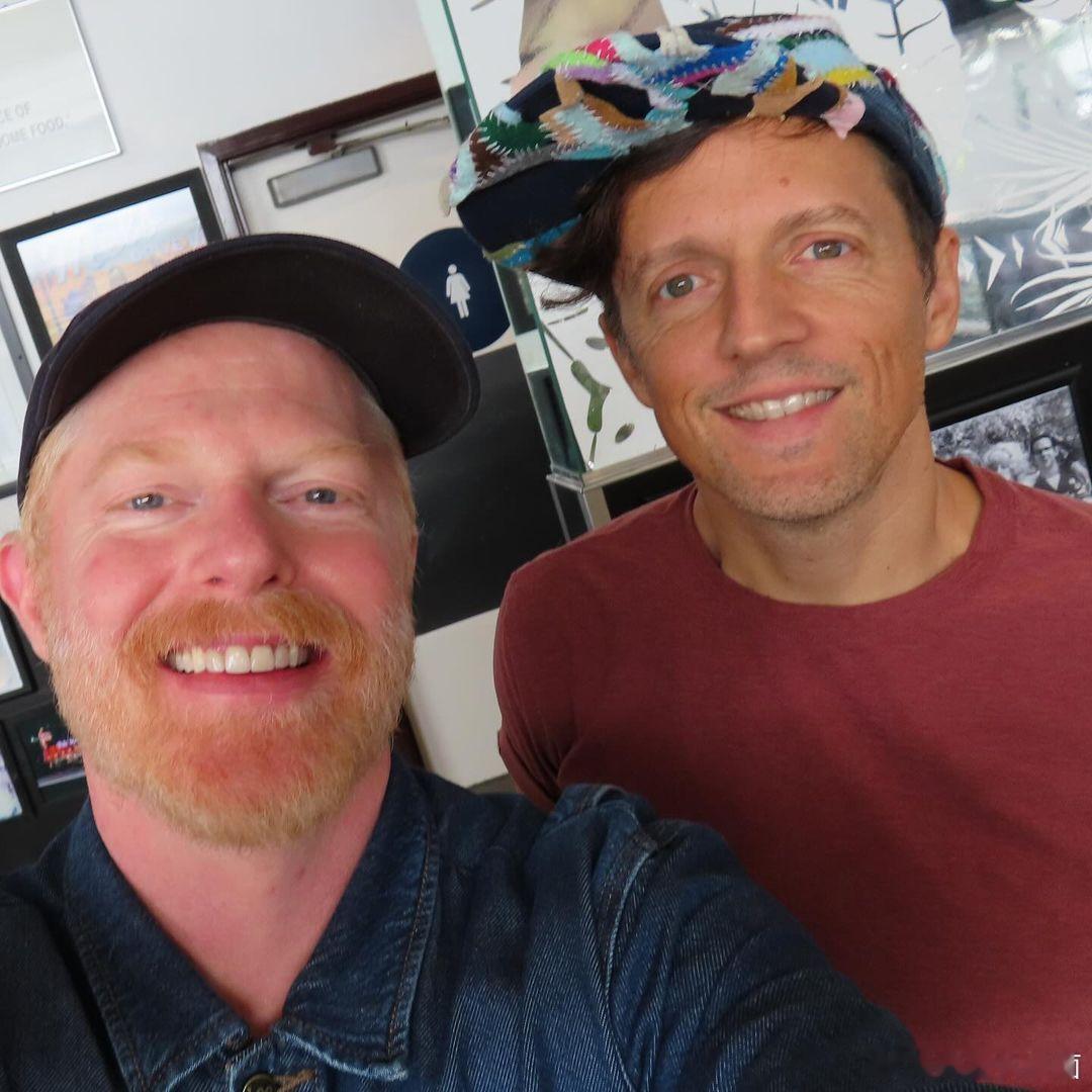 跨界联动！#摩登家庭#的Jesse Tyler Ferguson邀请”男巫“Ja