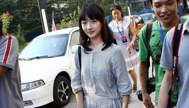 周冬雨当年大学报道照片，清纯可爱却很惊艳，清新脱俗美到极致 