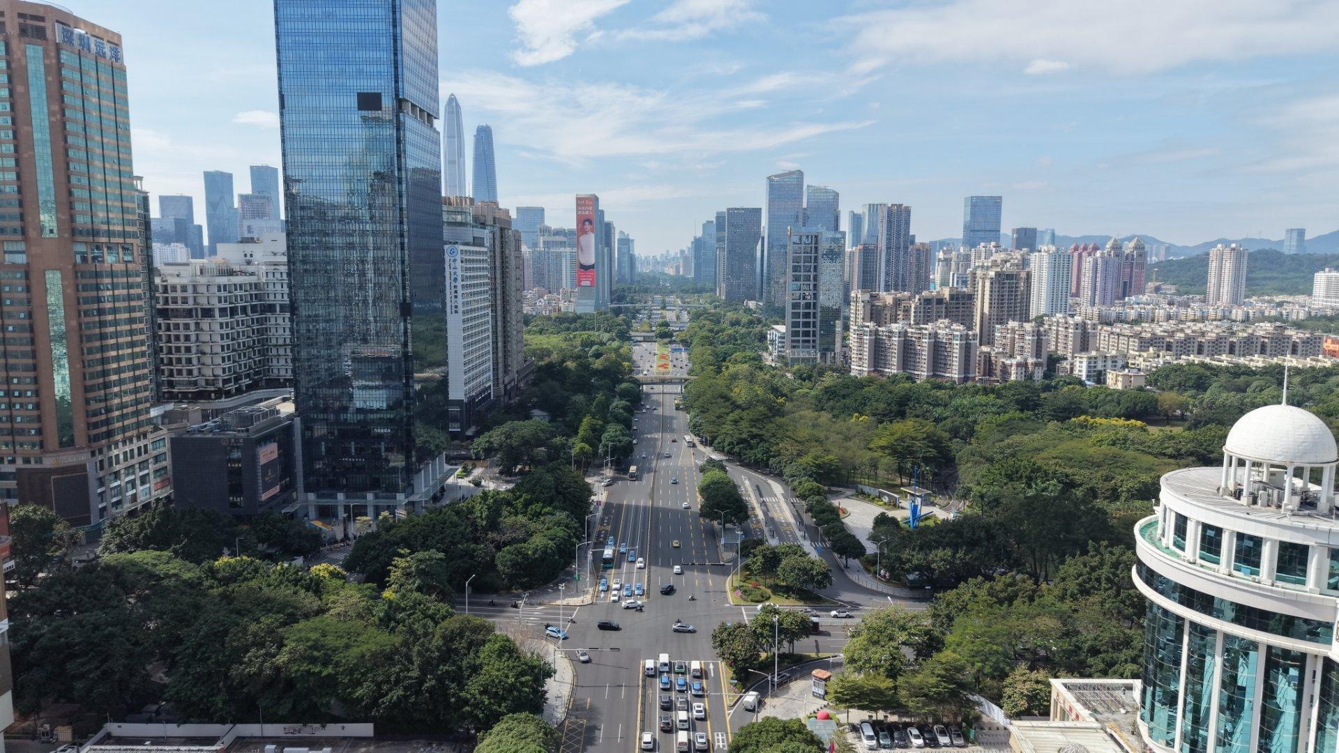 从小在这长大的朋友应该都知道，深南中路对深圳的意义，从东向西贯穿了整个深圳市区，
