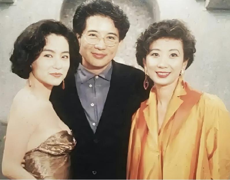林青霞和施南生是交往多年的闺中密友，才貌双全的两人都是生活中的大女主。
于她们而