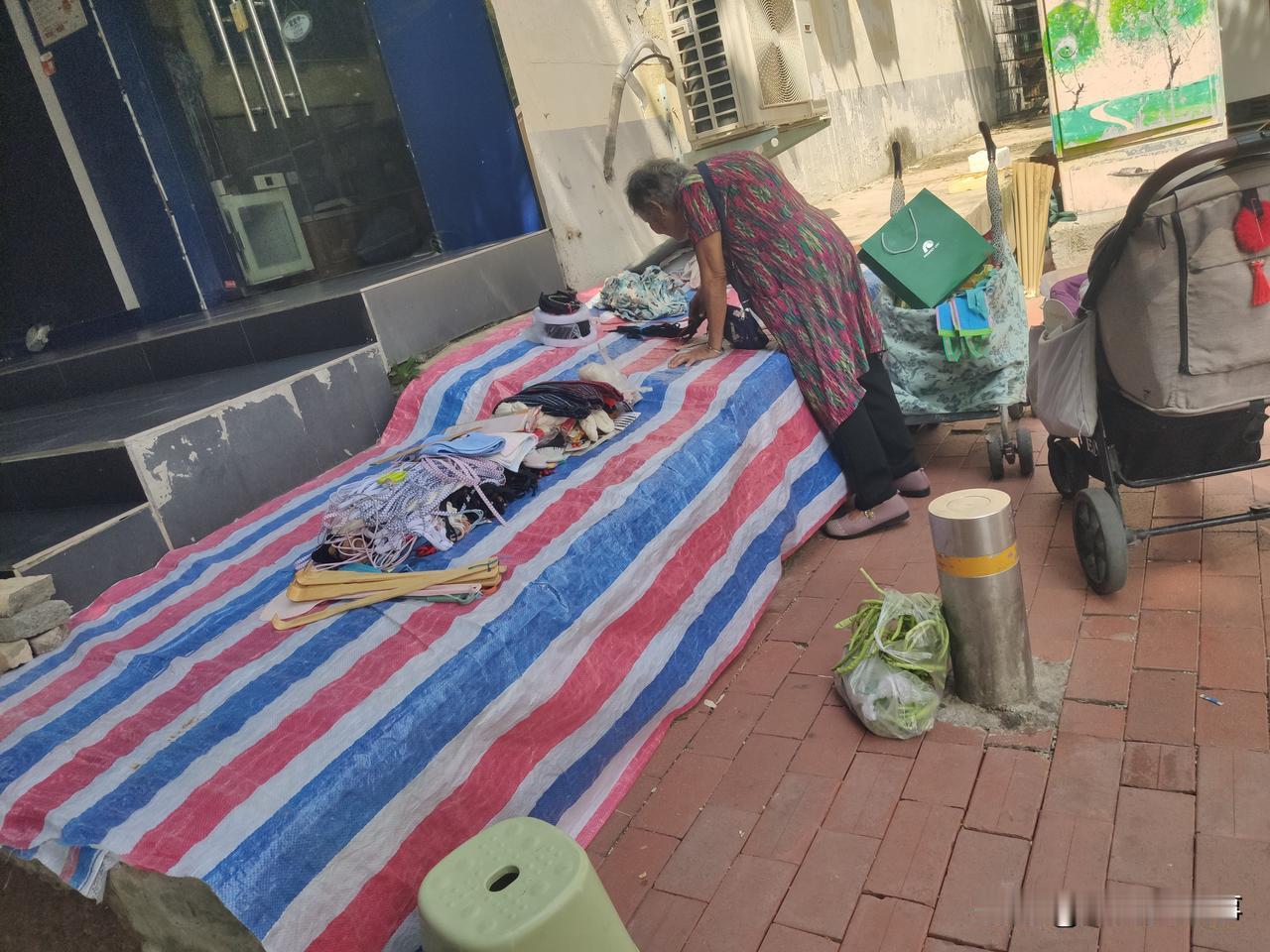 87岁货郎老奶奶，摆出来的都是满满的儿时记忆！
今天上午在郑州市街头一十字路口拐