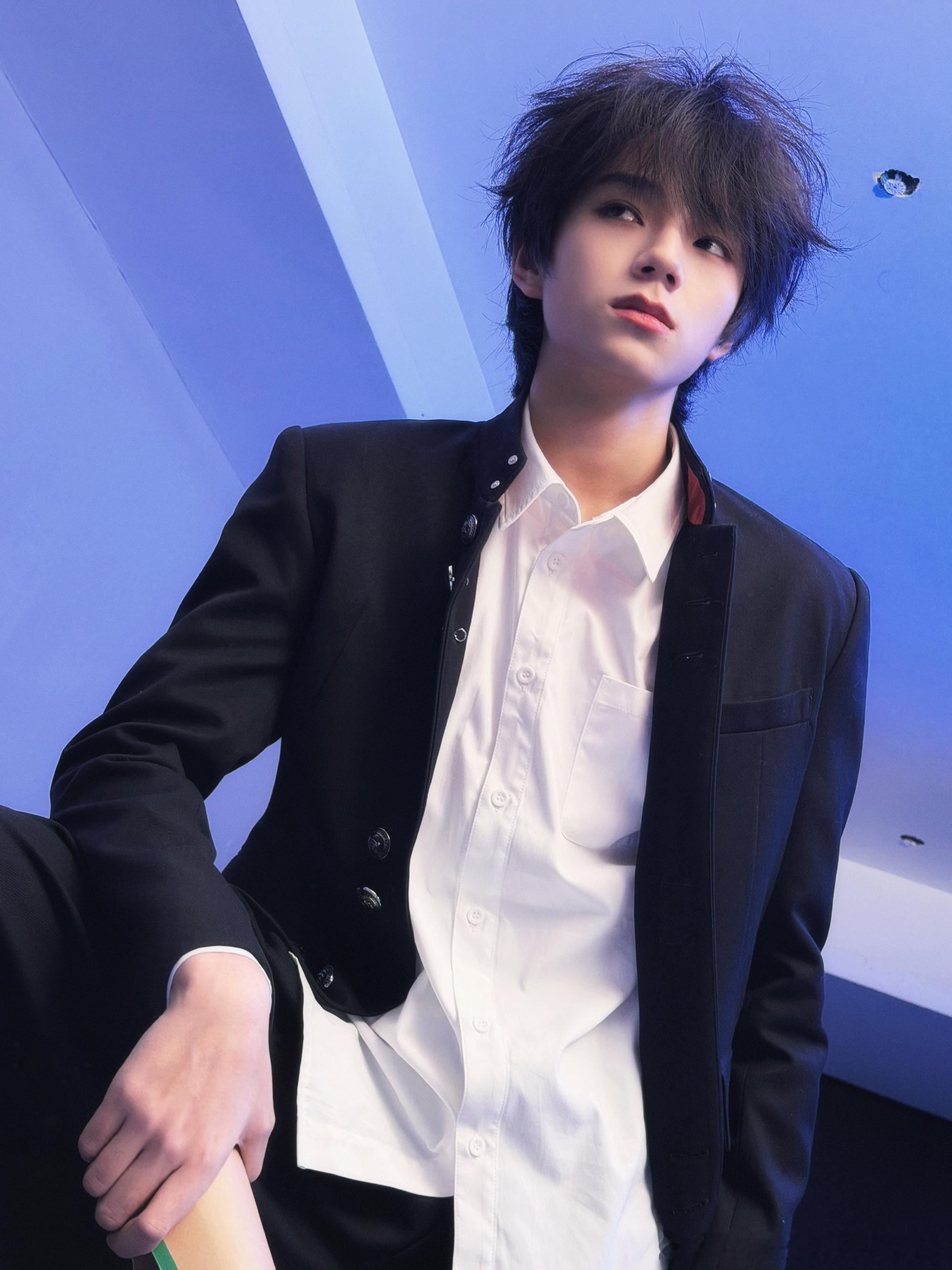 王橹杰拿剧本上班🎊王橹杰 付彬言看到王橹杰刚进组就拿剧本上班了，好认真，内娱新