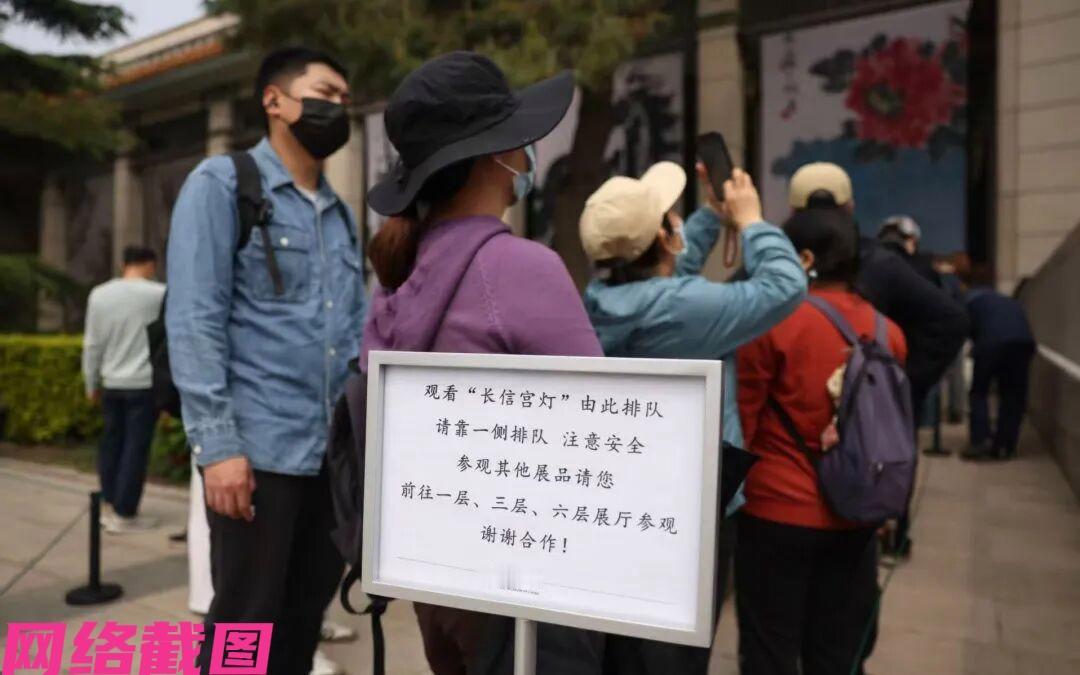 北京中国美术馆内，展出中华第一灯的西汉长信宫灯，引发众人的关注，涌进美术馆来参观