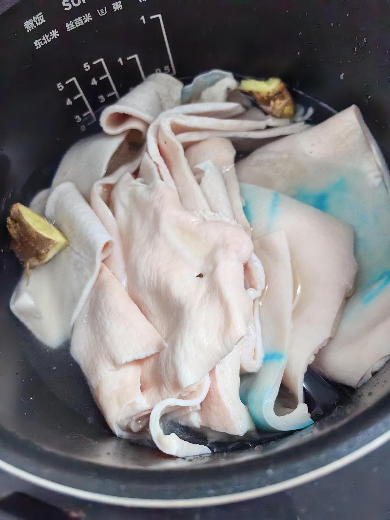 没想到猪皮有这个作用！
今年以来每周都会吃猪皮。之前也吃，但是很少。之所以现在能