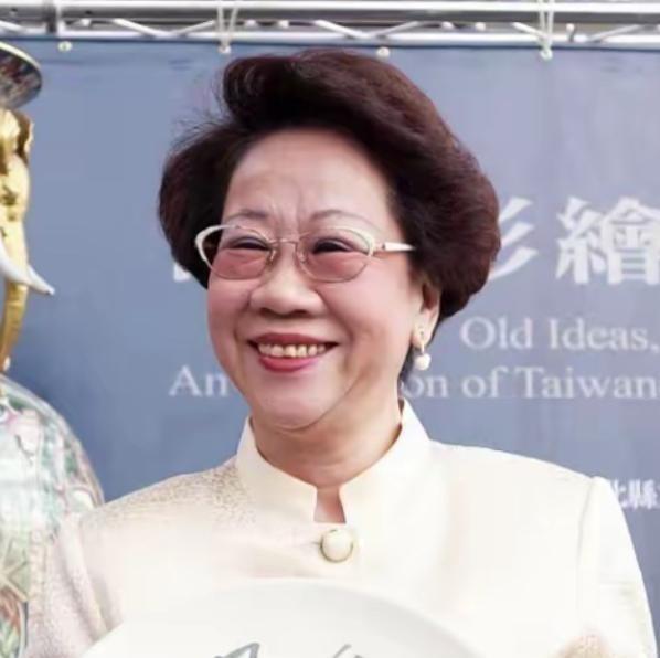 台湾地区前副领导人吕秀莲不愧是老狐狸，看到形势变了，不想被清算，开始不“独”了，