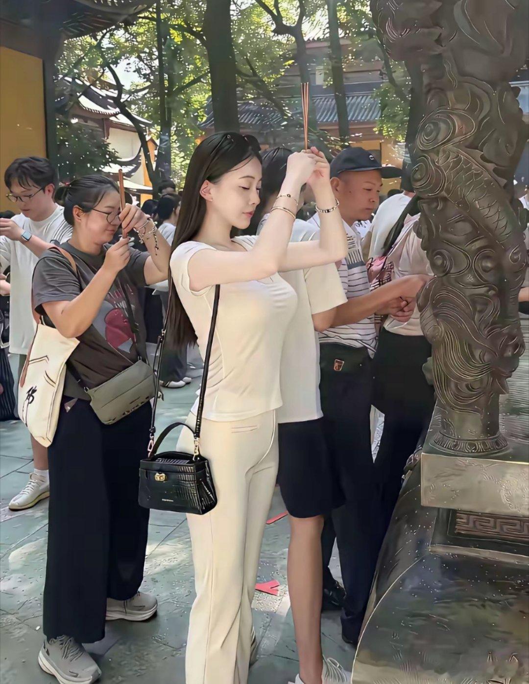 都这么完美了，还能求什么，求子求财，肯定不求姻缘 