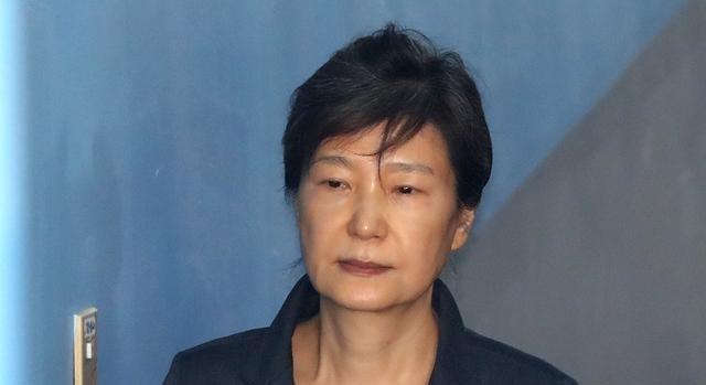 韩国政坛，真是杀疯了。尹锡悦刚被法院一审判了无期徒刑，同一天，74岁的朴槿惠养老