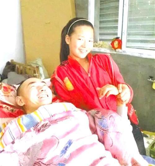 “爸，你别死，你还有我呢！”2001年的冬天，安徽一个土坯房里，六岁的小姑娘跪在
