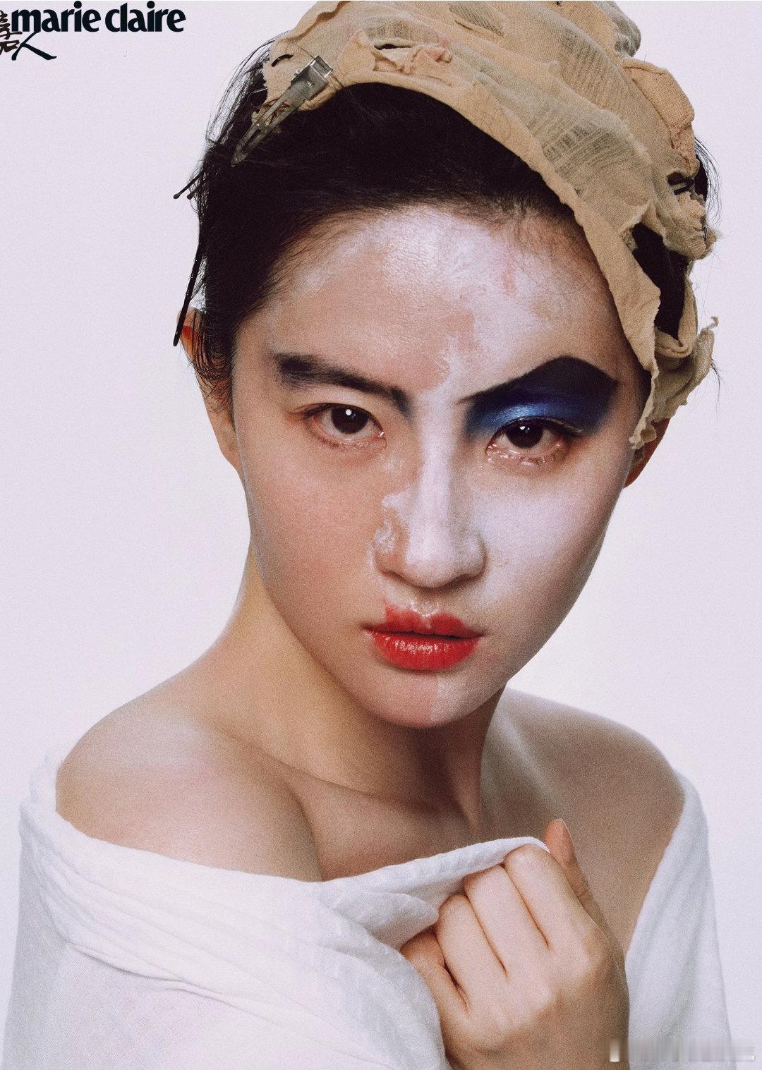 刘亦菲这是在干嘛。。。闯不进去的圈子别硬闯 ​​​