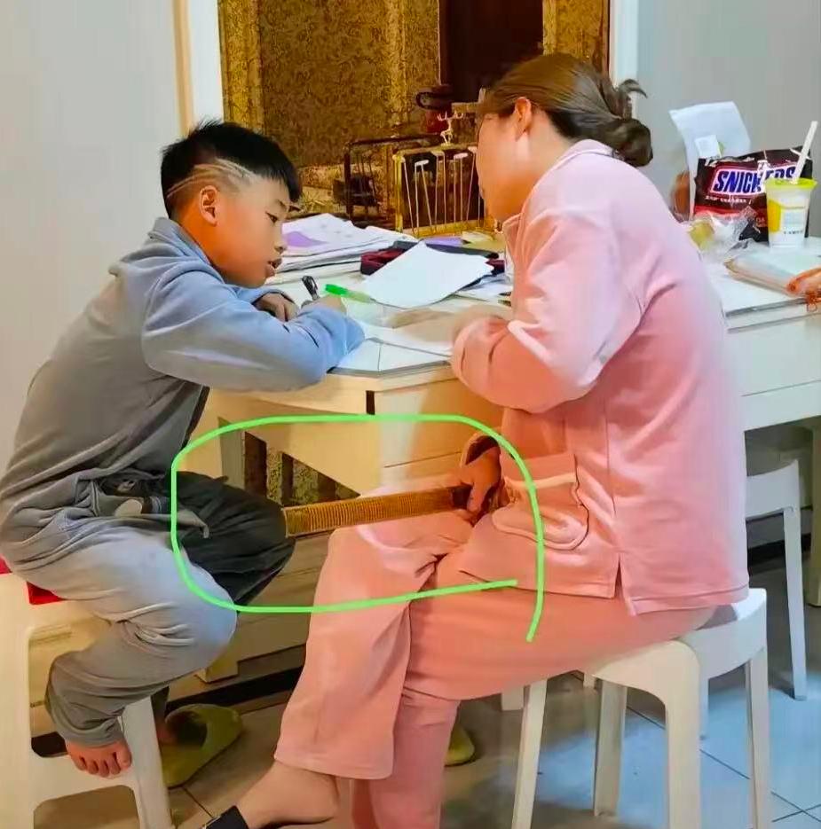 全网被孟新艺写作业这一幕整懵了，在球场上，敢指着外国小将鼻子骂的人的，在家里，被