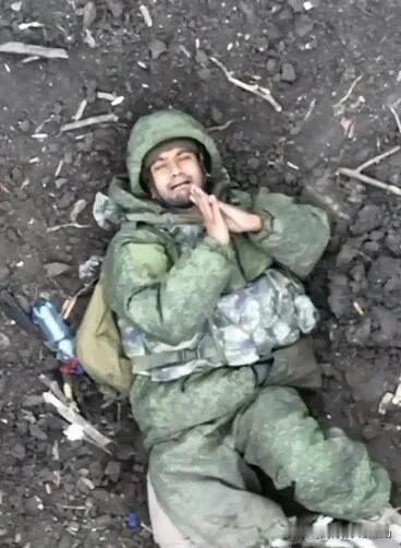 1名俄军士兵在乌克兰无人机面前双手合十，脸上写满了“后悔”二字，希望对方手下留情