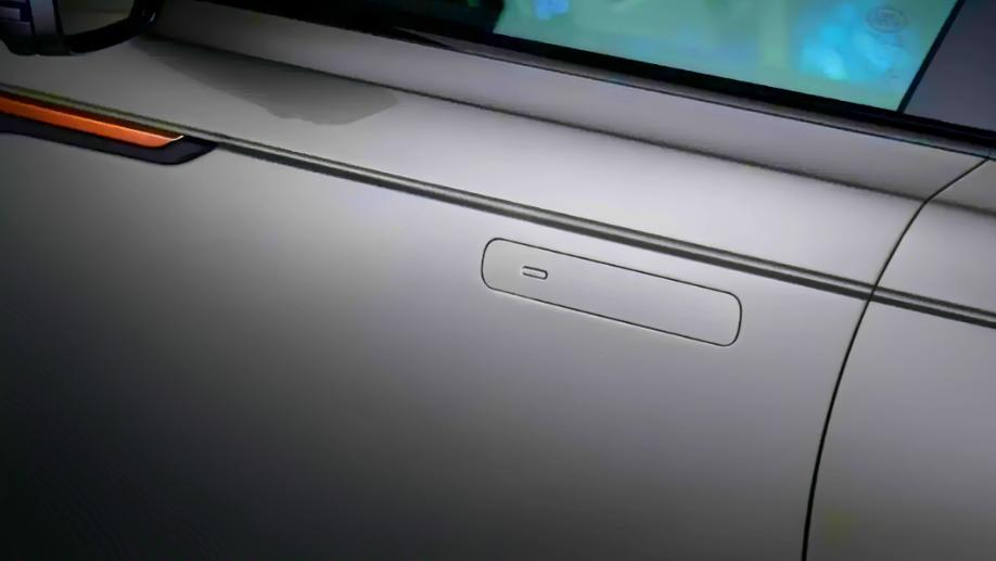 安全比颜值重要
现在不少新车追求外观科技感，把车门把手做成完全隐藏式，看着确实挺