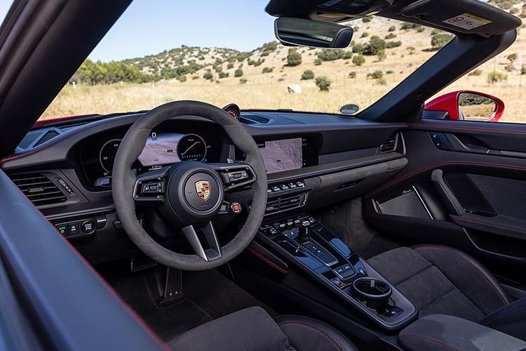 近日，保时捷公布了中期改款911的海外售价，其中911 Carrera售价为12