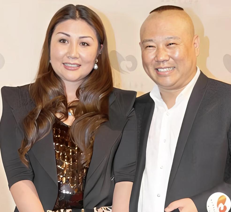 王慧把头发染成亮绿色，郭德纲一句“只要老婆开心就好”，这宠妻狂魔简直突破天际了！