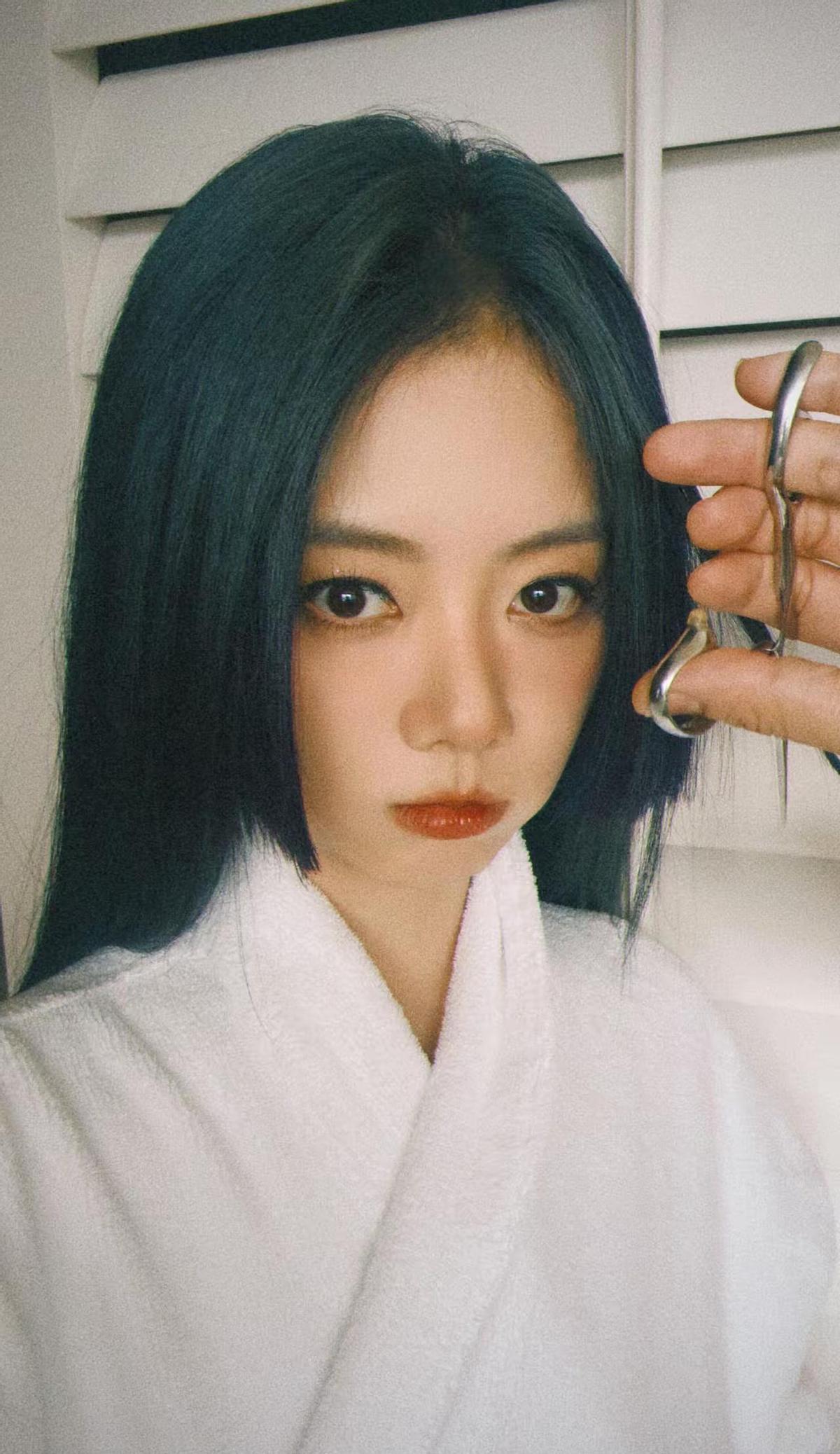 谭松韵这波蓝发公主切，直接干翻所有路人认知。
素颜上阵，不修图，皮肤好到发光。