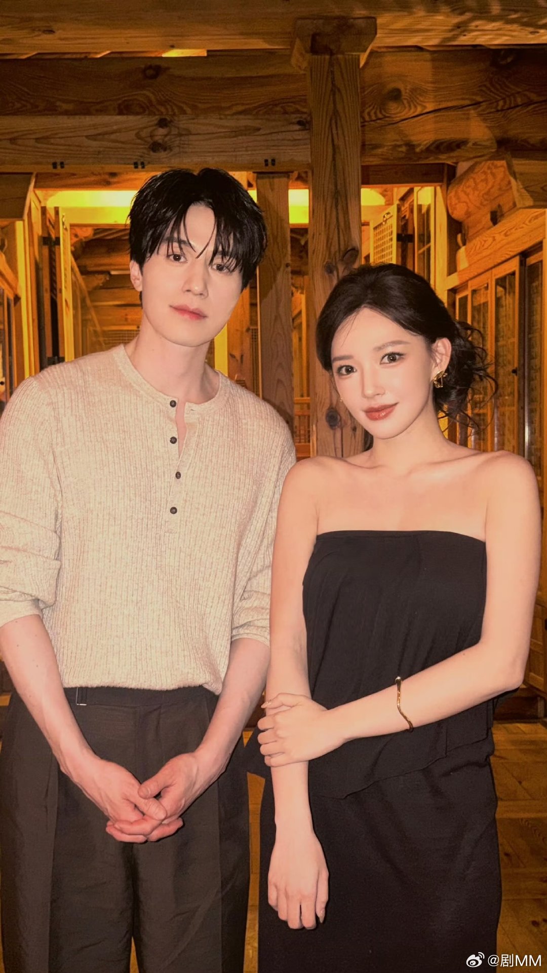 程潇和李栋旭合照 程潇和李栋旭合照，梦幻联动了！李栋旭程潇晚宴合照