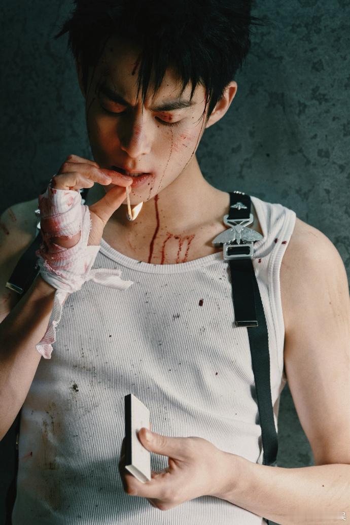 #王鹤棣无袖背带战损大片#王鹤棣无袖背带战损大片，震撼人心。荷尔蒙爆棚，热血沸腾