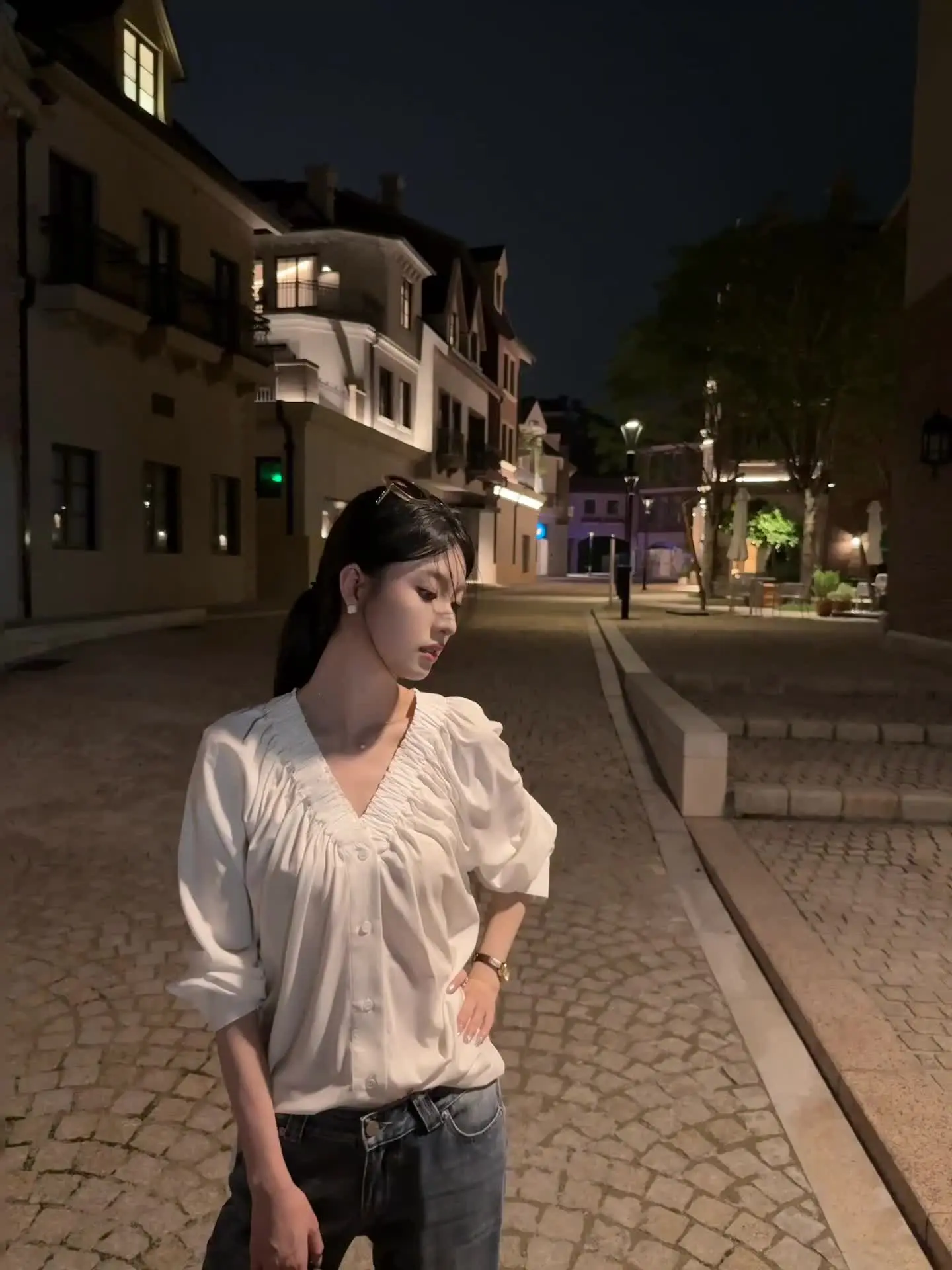 场景两个人一起散着步